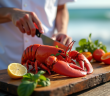 Chef préparant un homard frais sur une table en bord de mer