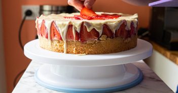 Pourquoi un plateau tournant est-il un must-have en pâtisserie maison ?