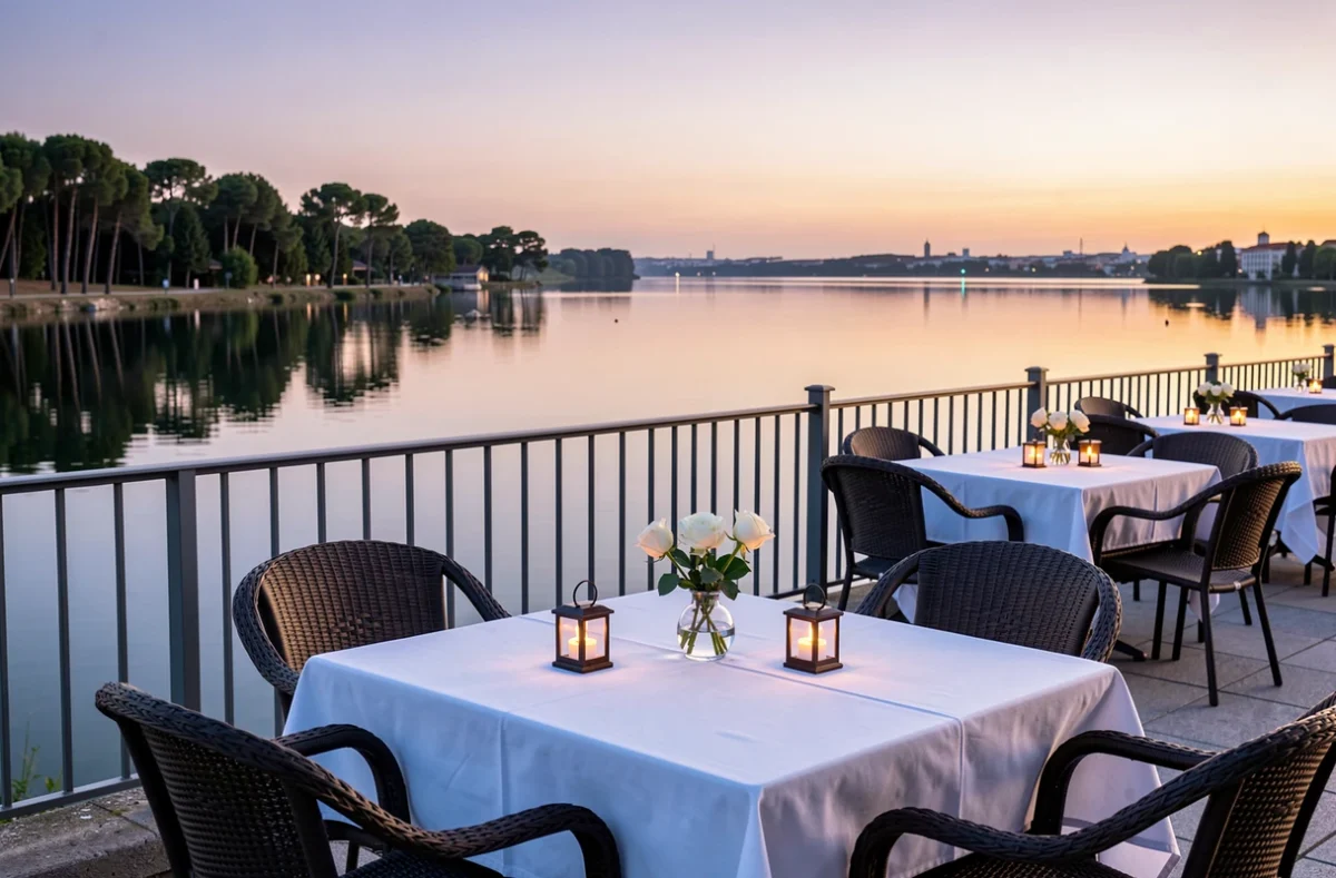 Terrasse romantique d'un restaurant au bord du lac de Bordeaux dressée pour un dîner en soirée
